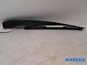 Gebruikte Ruitenwisserarm achter Renault Grand Scénic III (JZ) 2.0 16V CVT Prijs € 15,00 Margeregeling aangeboden door Maresia Parts