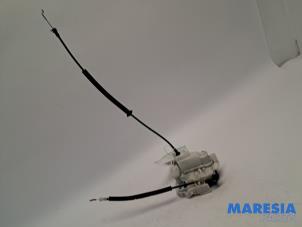 Używane Mechanizm blokady drzwi prawych przednich wersja 4-drzwiowa Alfa Romeo 159 Sportwagon (939BX) 1.8 TBi 16V Cena € 35,00 Procedura marży oferowane przez Maresia Parts