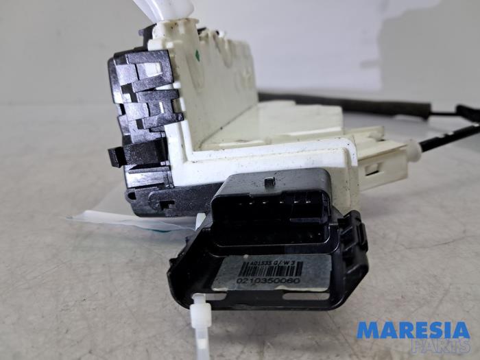 Deurslot Mechaniek 4Deurs rechts-voor van een Citroën Berlingo Cinqspace, Multispace 1.6 VTi 120 16V 2010