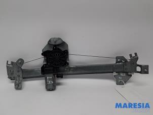 Begagnade Fönstermekanism för bakre dörr, 4-dörrars, vänster Renault Zoé (AG) R90 Pris € 35,00 Marginaltabell erbjuds av Maresia Parts