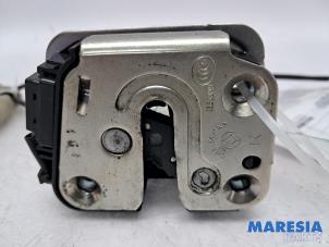 Gebruikte Schuifdeur Slotmechaniek rechts Opel Movano 2.3 CDTi 16V FWD Prijs € 148,23 Inclusief btw aangeboden door Maresia Parts