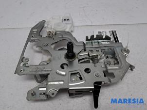 Gebruikte Schuifdeur Slotmechaniek rechts Opel Movano 2.3 CDTi 16V FWD Prijs € 120,99 Inclusief btw aangeboden door Maresia Parts