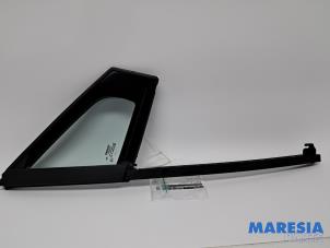 Gebruikte Driehoeks Ruit rechts-voor Renault Clio IV Estate/Grandtour (7R) 0.9 Energy TCE 90 12V Prijs € 50,00 Margeregeling aangeboden door Maresia Parts