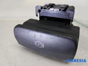 Gebruikte Handrem schakelaar Peugeot 3008 I (0U/HU) 2.0 HYbrid4 16V Prijs € 44,99 Margeregeling aangeboden door Maresia Parts