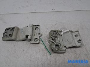 Begagnade Gångjärn, bakdörr, höger Fiat Ducato (250) 2.3 D 130 Multijet Pris € 66,55 Inklusive moms erbjuds av Maresia Parts