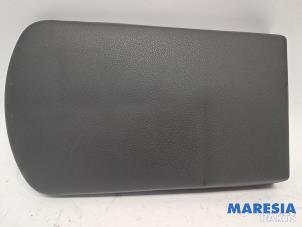 Gebruikte Armleuning Peugeot 3008 I (0U/HU) 2.0 HYbrid4 16V Prijs € 50,00 Margeregeling aangeboden door Maresia Parts