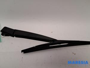 Gebruikte Ruitenwisserarm achter Renault Grand Scénic III (JZ) 2.0 16V CVT Prijs € 15,00 Margeregeling aangeboden door Maresia Parts