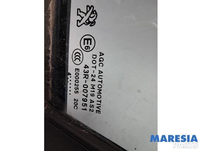 Sidofönster, vänster fram från en Peugeot 2008 (CU) 1.2 Vti 12V PureTech 82 2014