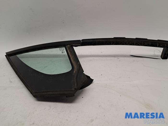Sidofönster, vänster fram från en Peugeot 2008 (CU) 1.2 Vti 12V PureTech 82 2014