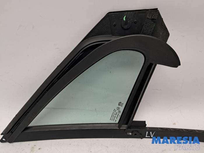 Sidofönster, vänster fram från en Peugeot 2008 (CU) 1.2 Vti 12V PureTech 82 2014