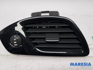 Używane Kratka wentylacyjna deski rozdzielczej Renault Grand Scénic III (JZ) 2.0 16V CVT Cena € 12,50 Procedura marży oferowane przez Maresia Parts