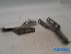 Gebruikte Motorkap Scharnier Peugeot 307 CC (3B) 2.0 16V Prijs € 30,00 Margeregeling aangeboden door Maresia Parts