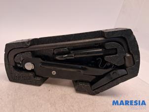 Begagnade Domkraftsset Peugeot 107 1.0 12V Pris € 20,00 Marginaltabell erbjuds av Maresia Parts