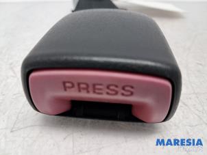 Używane Wtyk pasa bezpieczenstwa prawy tyl Peugeot 107 1.0 12V Cena € 10,00 Procedura marży oferowane przez Maresia Parts