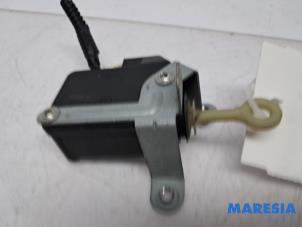 Begagnade Motor, baklucka Peugeot 107 1.0 12V Pris € 10,00 Marginaltabell erbjuds av Maresia Parts