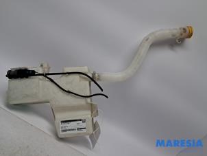 Gebruikte Ruitensproeiertank voor Opel Vivaro 1.6 CDTi BiTurbo Prijs € 42,35 Inclusief btw aangeboden door Maresia Parts