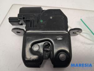 Gebruikte Achterklep Slotmechaniek Renault Megane III Berline (BZ) 1.4 16V TCe 130 Prijs € 14,95 Margeregeling aangeboden door Maresia Parts