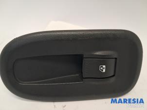 Gebruikte Elektrisch Raam Schakelaar Renault Master III (MA/MB/MC/MD/MH/MF/MG/MH) 2.3 dCi 16V Prijs € 15,13 Inclusief btw aangeboden door Maresia Parts
