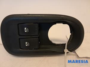 Gebruikte Combischakelaar ramen Renault Master III (MA/MB/MC/MD/MH/MF/MG/MH) 2.3 dCi 16V Prijs € 18,14 Inclusief btw aangeboden door Maresia Parts