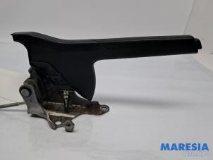 Używane Dzwignia hamulca postojowego Peugeot 208 II (UB/UH/UP) 1.2 Vti 12V PureTech 75 Cena € 19,99 Procedura marży oferowane przez Maresia Parts