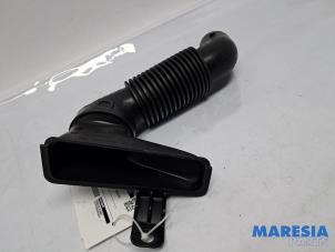 Gebruikte Aanzuigslang Lucht Peugeot 208 II (UB/UH/UP) 1.2 Vti 12V PureTech 75 Prijs € 19,95 Margeregeling aangeboden door Maresia Parts