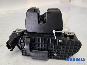 Używane Mechanizm zamka tylnej klapy Peugeot 208 I (CA/CC/CK/CL) 1.2 Vti 12V PureTech 82 Cena € 14,50 Procedura marży oferowane przez Maresia Parts