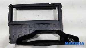 Gebruikte Luchtgeleider Renault Clio IV (5R) 0.9 Energy TCE 90 12V Prijs € 75,00 Margeregeling aangeboden door Maresia Parts