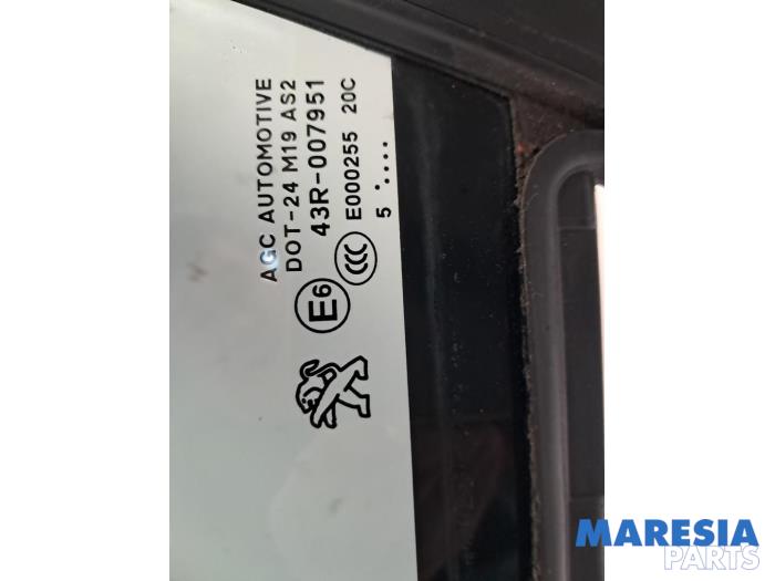 Sidofönster, vänster fram från en Peugeot 2008 (CU) 1.2 Vti 12V PureTech 82 2016
