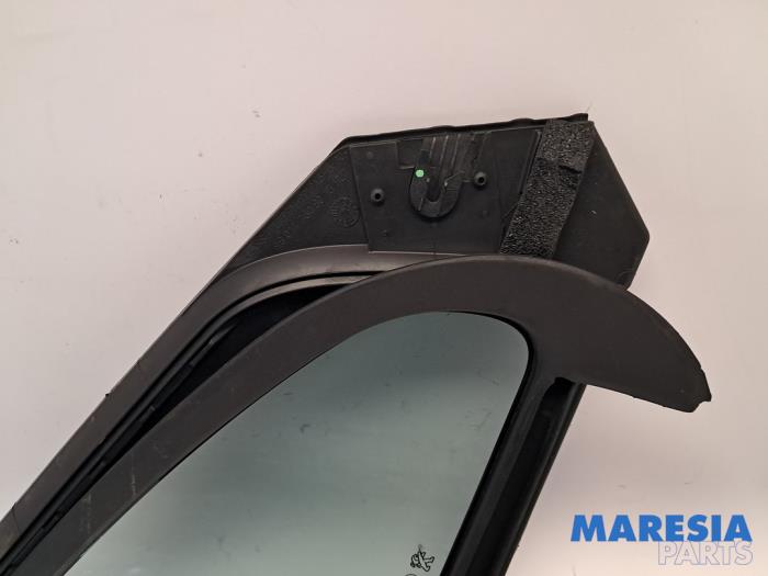 Sidofönster, vänster fram från en Peugeot 2008 (CU) 1.2 Vti 12V PureTech 82 2016