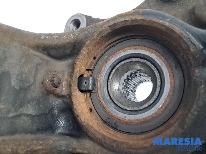 Spindel, vänster fram från en Peugeot 2008 (CU) 1.2 Vti 12V PureTech 82 2016