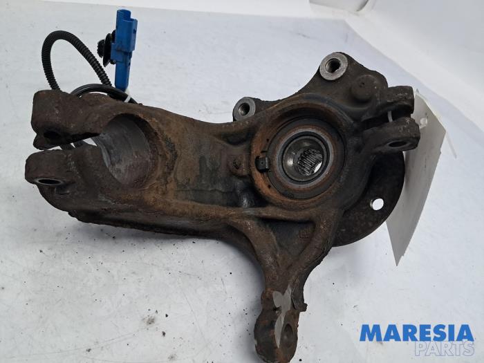 Spindel, vänster fram från en Peugeot 2008 (CU) 1.2 Vti 12V PureTech 82 2016