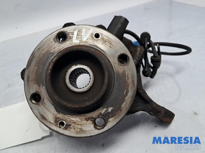 Spindel, vänster fram från en Peugeot 2008 (CU) 1.2 Vti 12V PureTech 82 2016