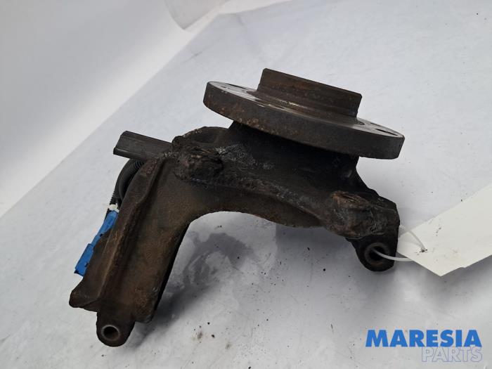 Spindel, vänster fram från en Peugeot 2008 (CU) 1.2 Vti 12V PureTech 82 2016