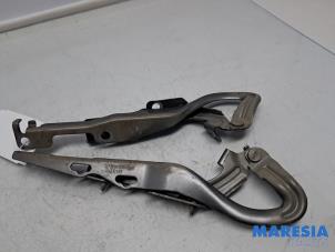 Begagnade Gångjärn, motorhuv Peugeot 207 CC (WB) 1.6 16V Pris € 20,00 Marginaltabell erbjuds av Maresia Parts