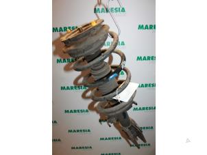 Gebruikte Schokdemperpoot rechts-voor Renault Espace (JK) 2.2 dCi 150 16V Grand Espace Prijs € 65,00 Margeregeling aangeboden door Maresia Parts