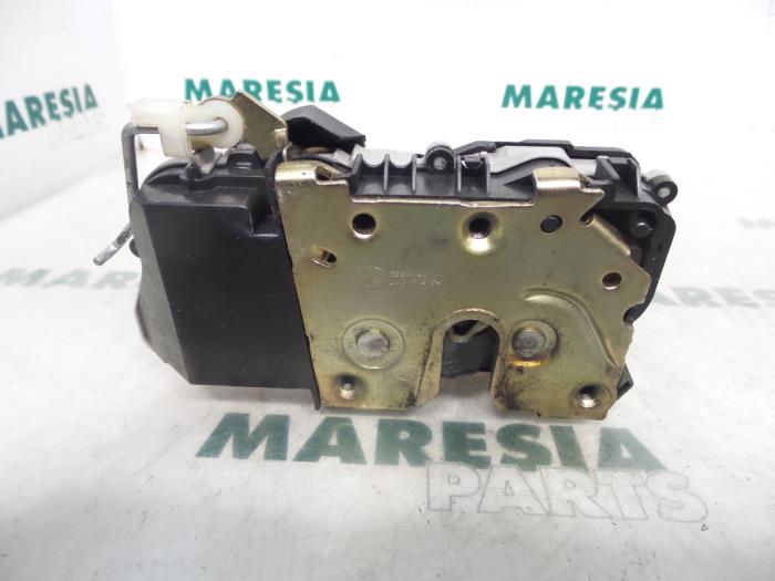 Dörrlåsmekanism, 4-dörrars, höger fram från en Peugeot 307 (3A/C/D) 1.4 HDi 2002