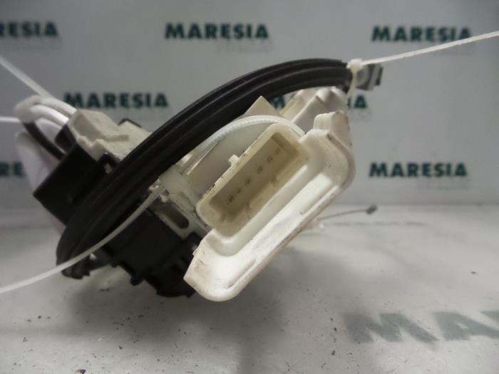 Deurslot Mechaniek 4Deurs rechts-voor van een Peugeot 407 (6D) 2.0 HDiF 16V 2006