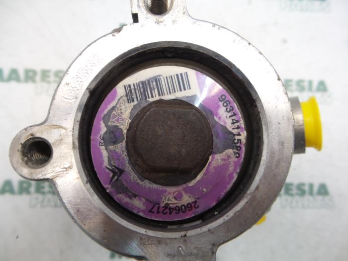 Servostyrningspump från en Peugeot 206 (2A/C/H/J/S) 1.6 XS,XT 1999