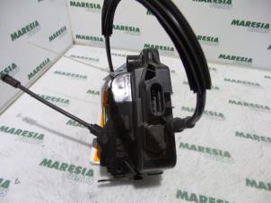 Begagnade Dörrlåsmekanism, 4-dörrars, höger fram Renault Laguna II Grandtour (KG) 2.2 dCi 150 16V Pris € 30,00 Marginaltabell erbjuds av Maresia Parts