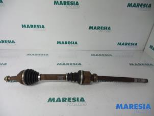 Gebruikte Aandrijfas rechts-voor Peugeot 407 SW (6E) 2.0 HDiF 16V Prijs € 60,00 Margeregeling aangeboden door Maresia Parts