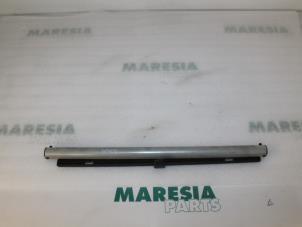 Begagnade Solskydd, vänster Renault Espace (JK) 2.0 dCi 16V 150 FAP Pris € 35,00 Marginaltabell erbjuds av Maresia Parts