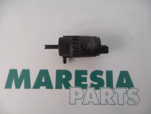 Gebruikte Ruitensproeierpomp voor Fiat Doblo Cargo (263) 1.6 D Multijet Prijs € 25,00 Margeregeling aangeboden door Maresia Parts