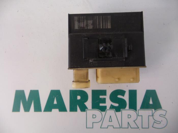 Glow plug relay Peugeot Partner 1.6 HDI 75 16V - 598140