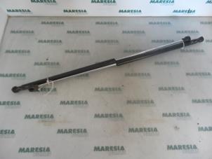 Begagnade Set med gasfjädrar, baklucka Renault Laguna II Grandtour (KG) 1.8 16V Pris € 25,00 Marginaltabell erbjuds av Maresia Parts