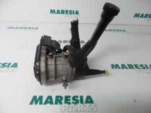 Gebruikte Stuurbekrachtiging Pomp Peugeot 308 SW (4E/H) 1.6 HDi 16V FAP Prijs € 74,95 Margeregeling aangeboden door Maresia Parts