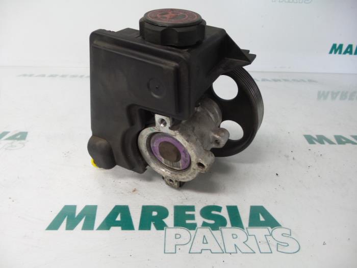Servostyrningspump från en Peugeot 206 (2A/C/H/J/S) 1.6 XS,XT 1999