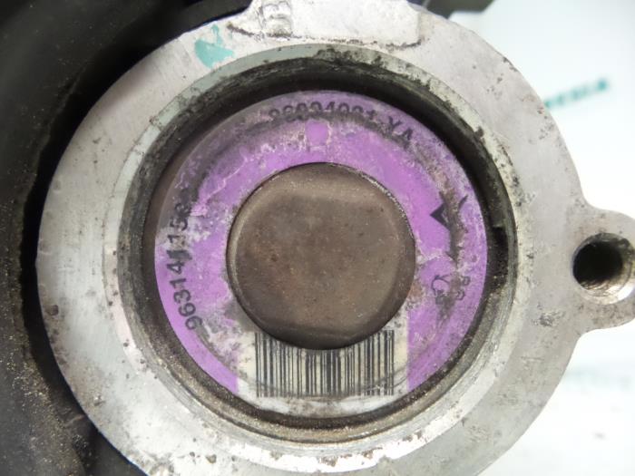 Servostyrningspump från en Peugeot 206 (2A/C/H/J/S) 1.6 XS,XT 1999