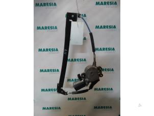 Begagnade Fönstermekanism, 4-dörrars, vänster fram Alfa Romeo 147 (937) 1.6 HP Twin Spark 16V Pris € 50,00 Marginaltabell erbjuds av Maresia Parts