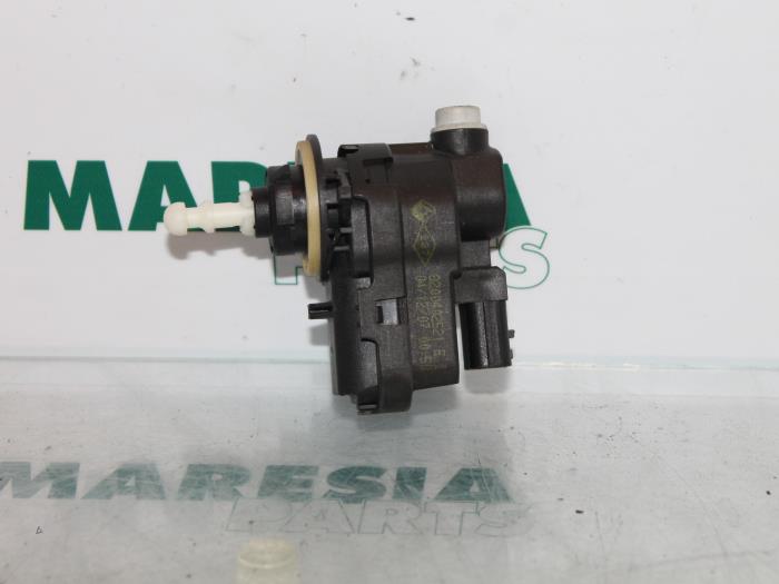 Strålkastarmotor från en Renault Clio III (BR/CR) 1.2 16V TCe 100 2008