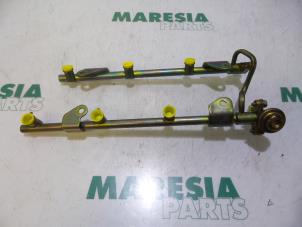 Gebruikte Injector brug Renault Vel Satis (BJ) 3.5 V6 24V Autom. Prijs € 105,00 Margeregeling aangeboden door Maresia Parts